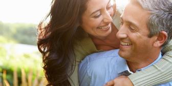 Glückliches Paar auf dem Land