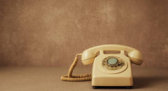 Altes Telefon mit Wählscheibe