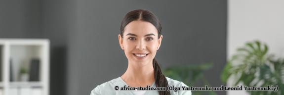 Junge ZFA steht selbstbewusst im Büro