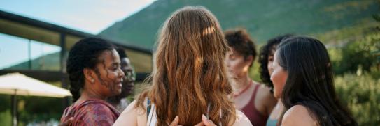 Diverse Frauen stehen Arm in Arm