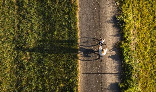 Mutter und Kind auf einer Radtour auf dem Land