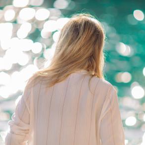 Rückenansicht einer blonden Frau