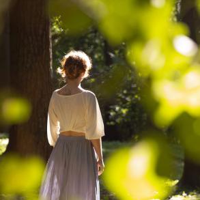 Rückenansicht einer Frau im Wald